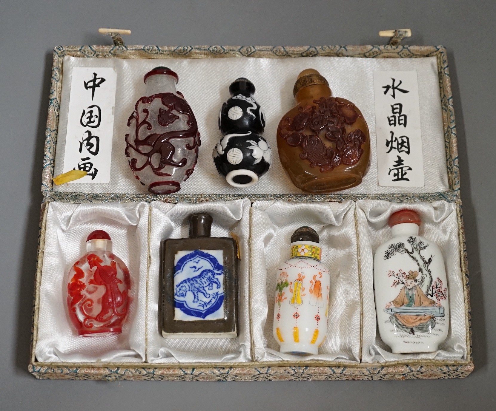 A collection of Chinese scent bottles (6)